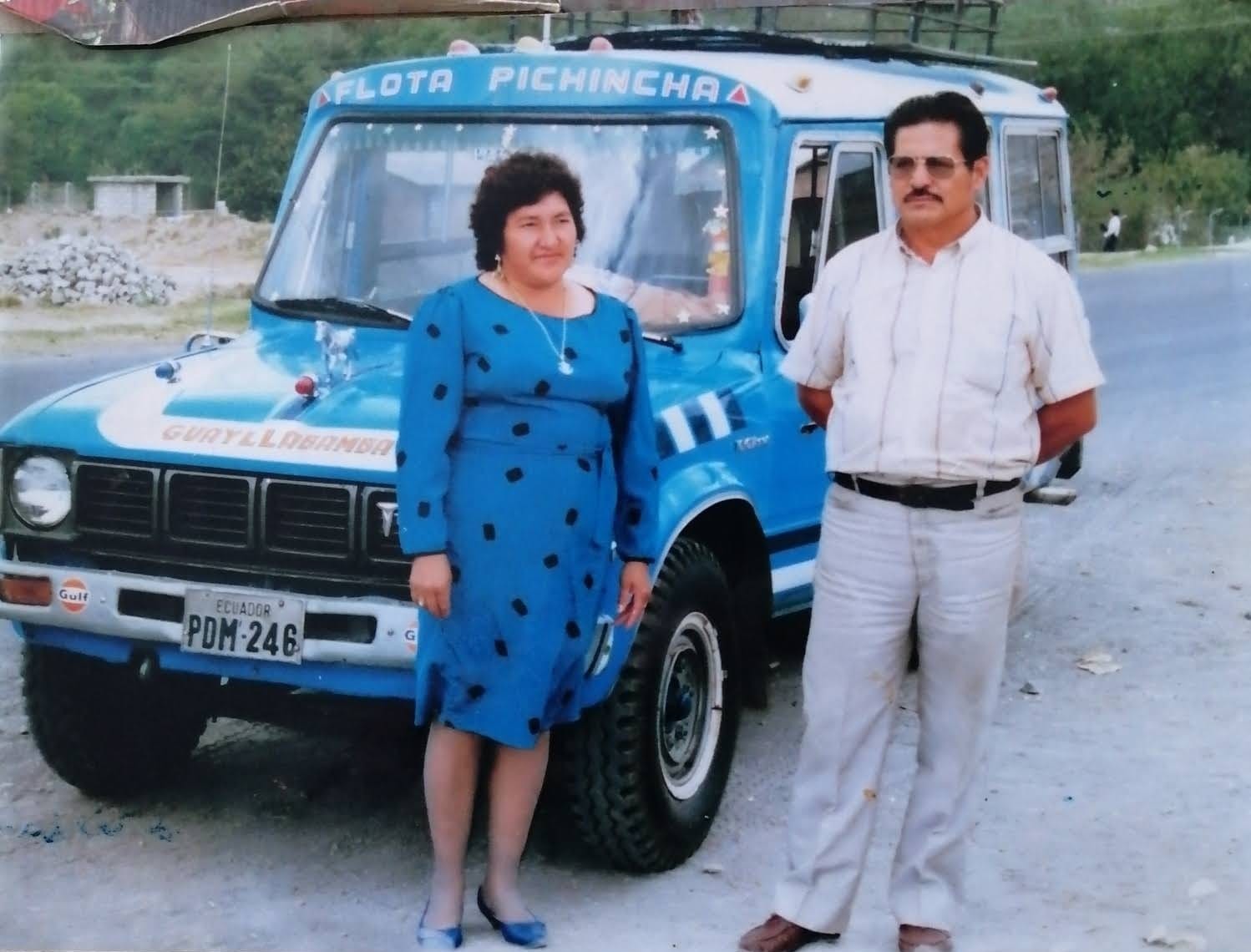 Toyota azul y blanca de Flota Pichincha con los fundadores, año 1987