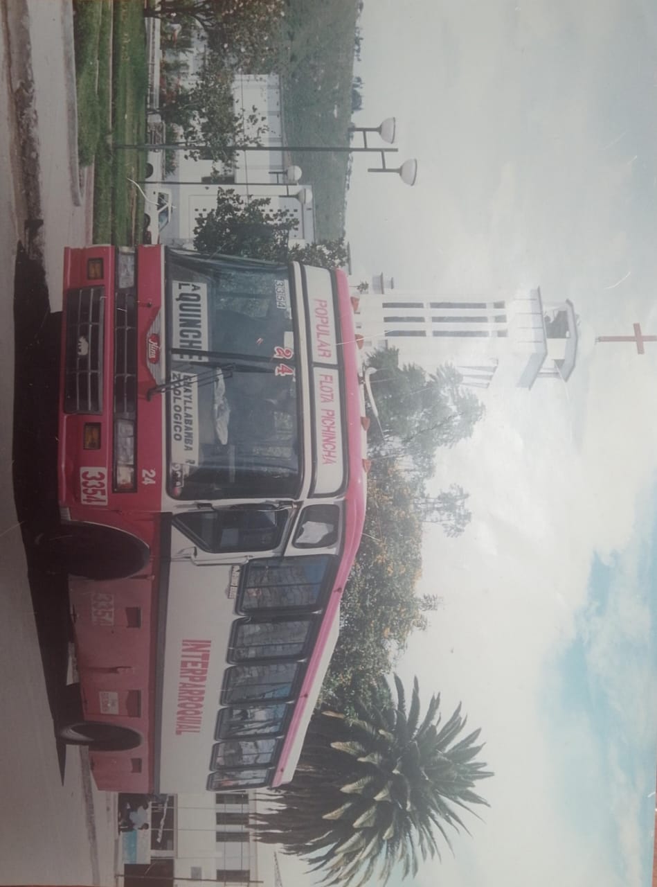 Bus rojo interparroquial Popular Flota Pichincha en la ruta El Quinche, año 1990