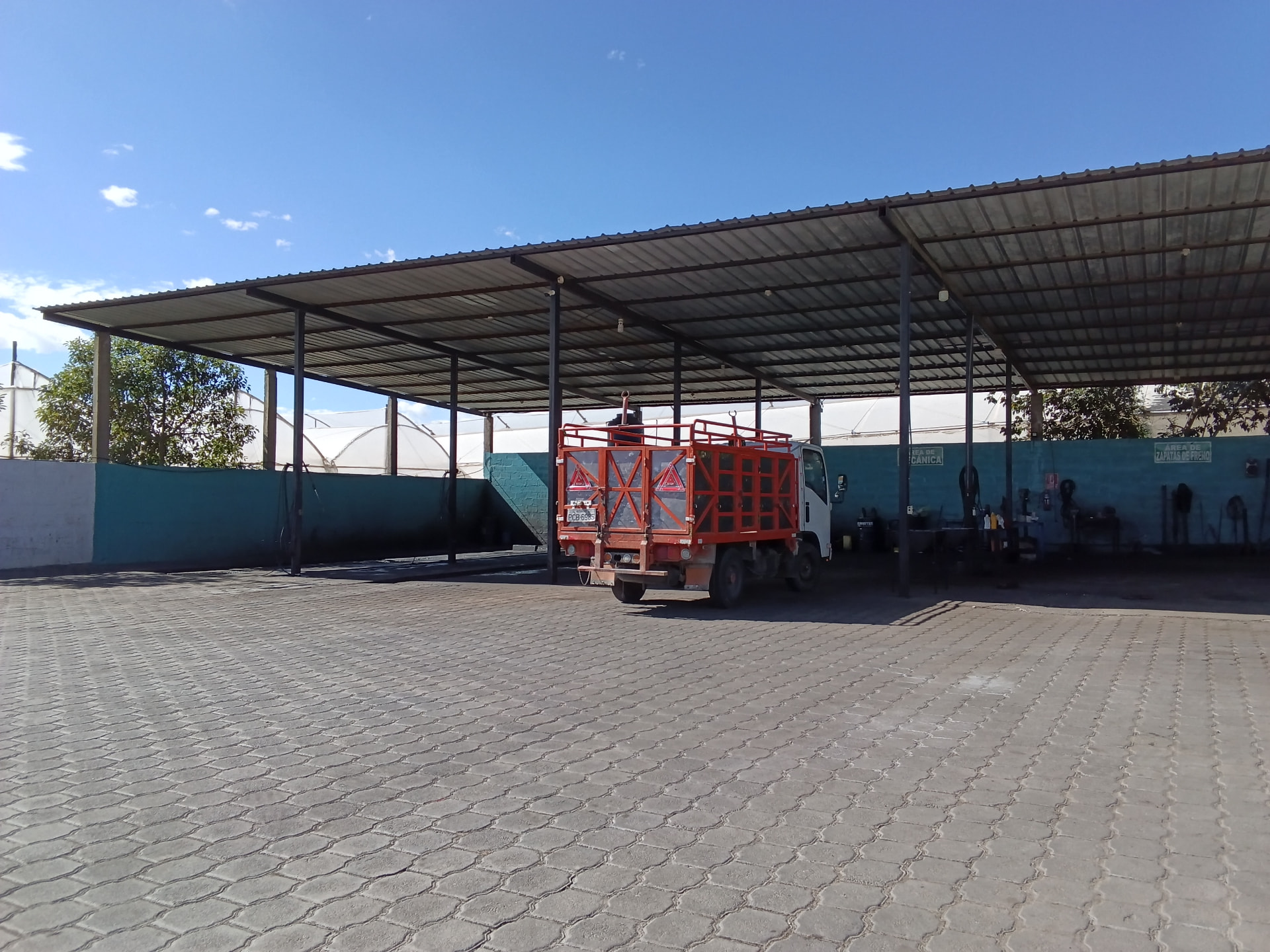 Patio cubierto del Tecnicentro con camión en mantenimiento