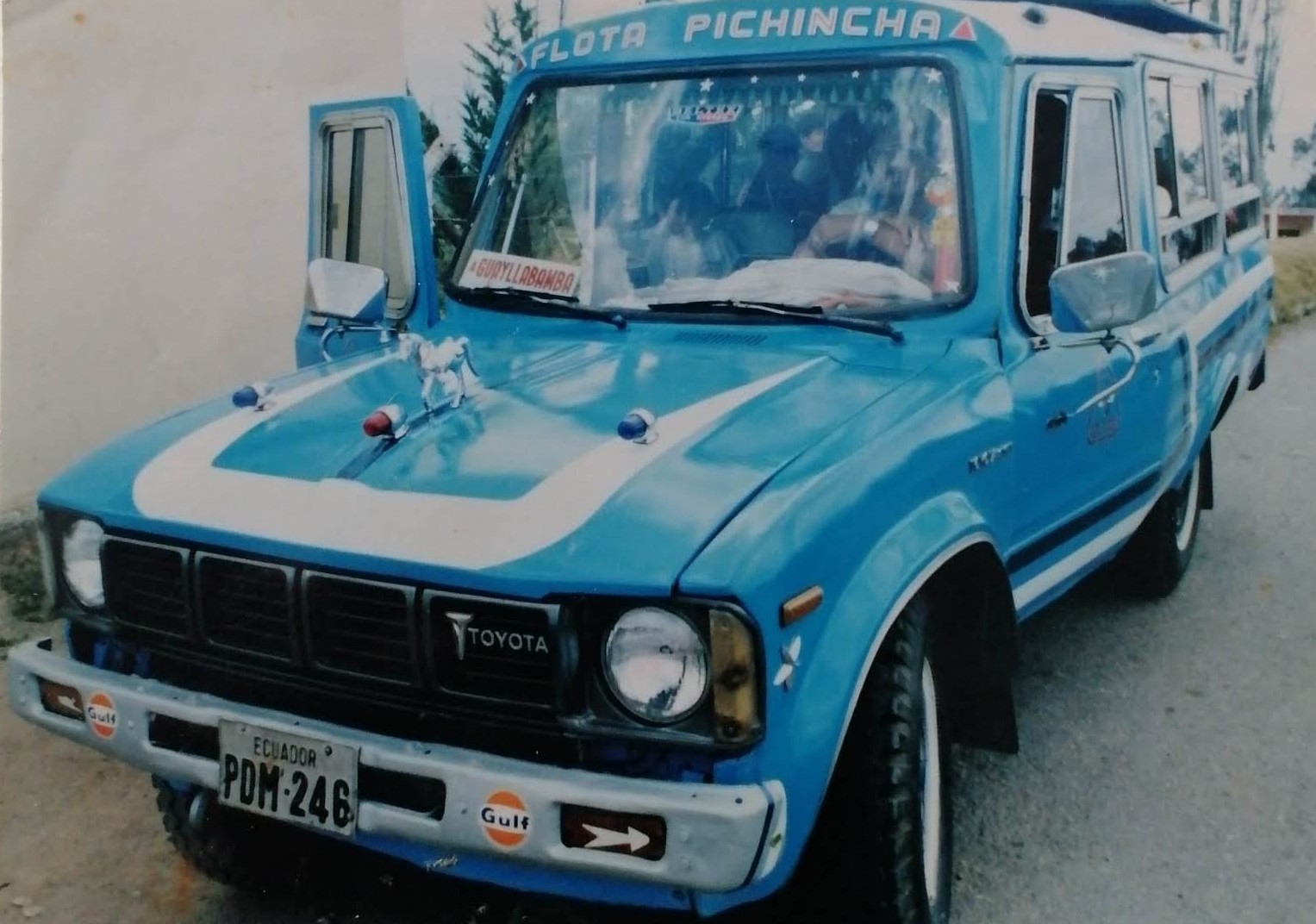 Toyota 2200 celeste y blanca · años 80